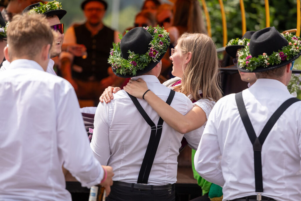 Der Kirwabursch hebt sein Kirwamoidl in den Kirwawagen, der sie zum Kirwabaum bringt.