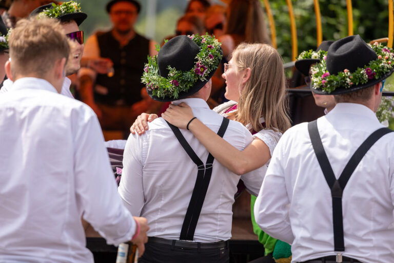 Der Kirwabursch hebt sein Kirwamoidl in den Kirwawagen, der sie zum Kirwabaum bringt.
