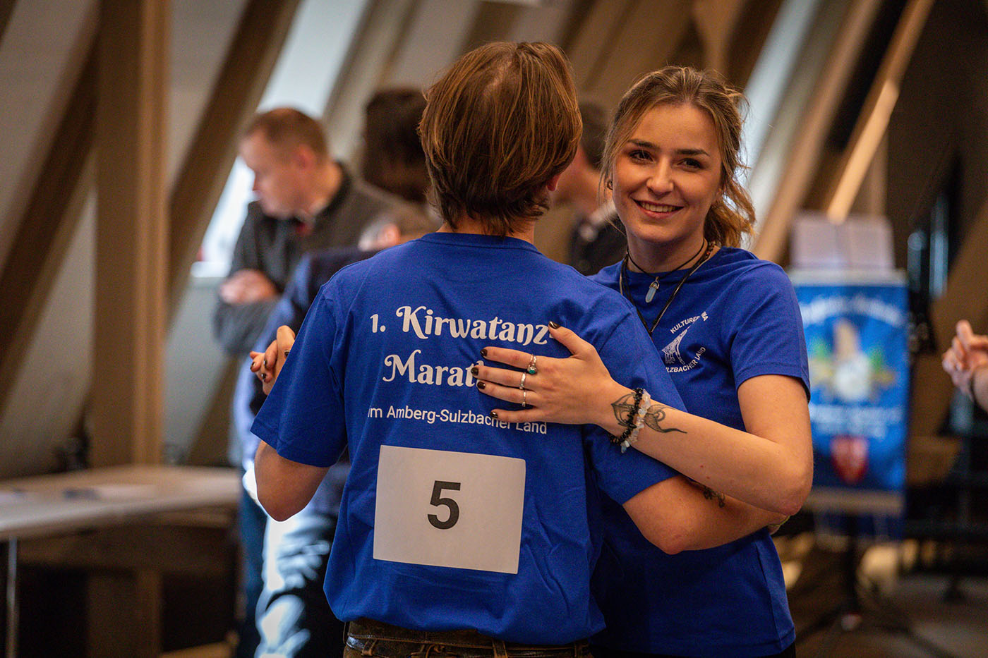 Pärchen tanz beim Kirwa-Tanzmarathon