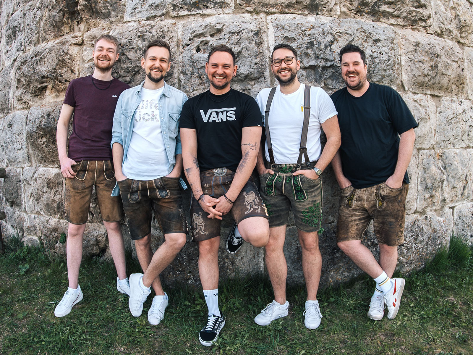 Bandfoto der Hundskrippln vor einer Steinmauer